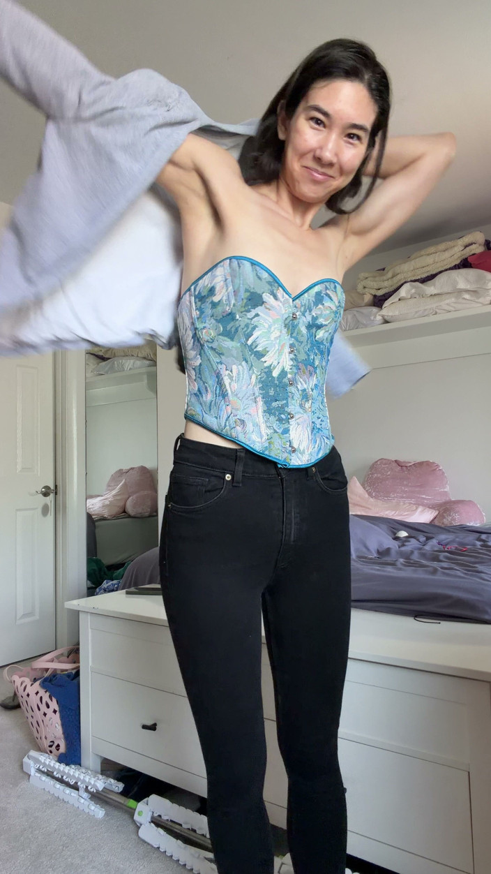 Ms_Emmy_Lynn: セクシーな陪審員衣装