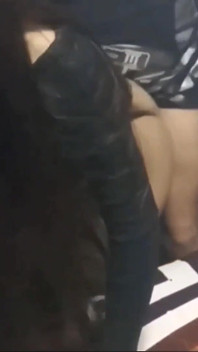 我在Tinder上认识了她，我邀请了一个18岁的女孩看电影，但相反，我操了她，我射在了她的屁股上