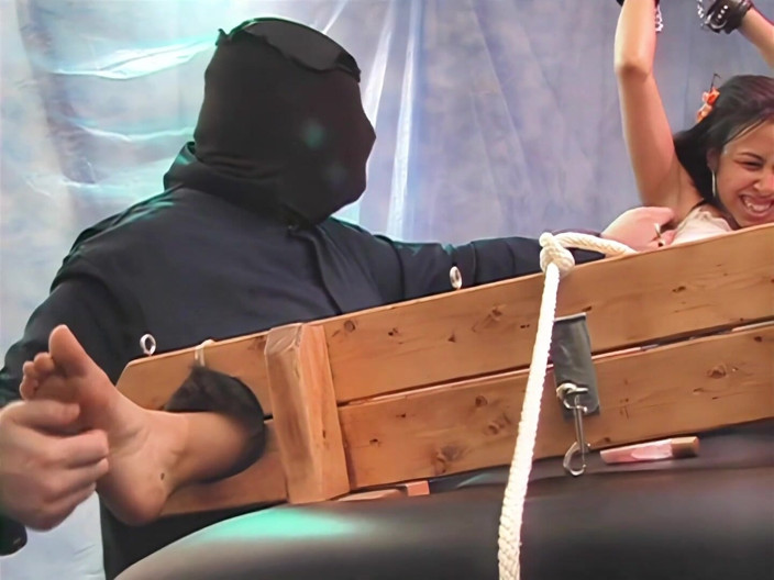BleuFetish Tickling: 18 yaşındaki Bonnie boşalana kadar kıkırdayarak boşalıyor! - 1080p - bölüm 1/2 - bu sevimli...