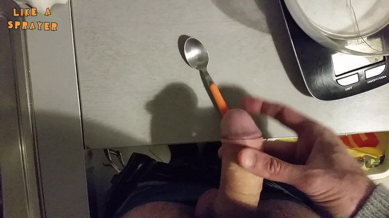 Like a sprayer: Handjob: coli di atas sendok kecil