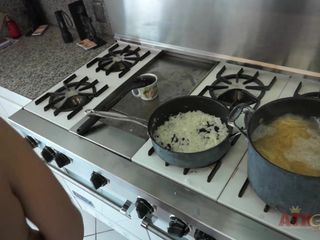 ATKIngdom: タラ・リン・フォックスがビキニを着て料理の仕方を教える