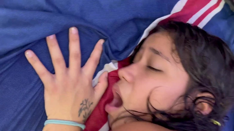 Aida cortez: Mijn kleine stiefzus verrast me terwijl ik haar opneemt terwijl...