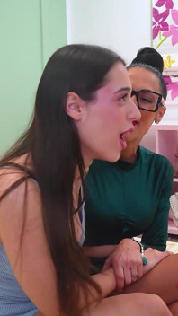 Мачуха та падчерка у міжрасовій четвірці. Адела Майєрс і Брісеїда Майєрс ділять чорні члени у імітації чорної дози