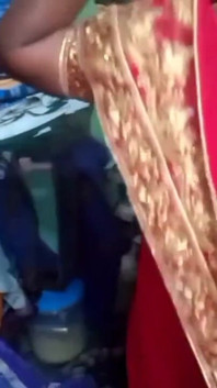 Desi kráska v domácnosti Sary se převléká doma