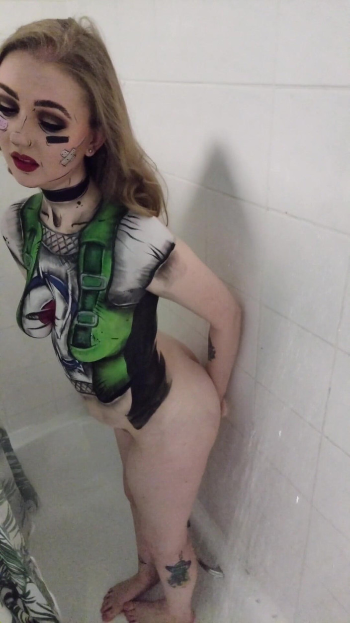 Em Yang: Cosplay tankgirl körperfarbe dildo lutschen und ficken