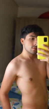 Curious Heterosexual Sending Nude Photos to His Gay Friend