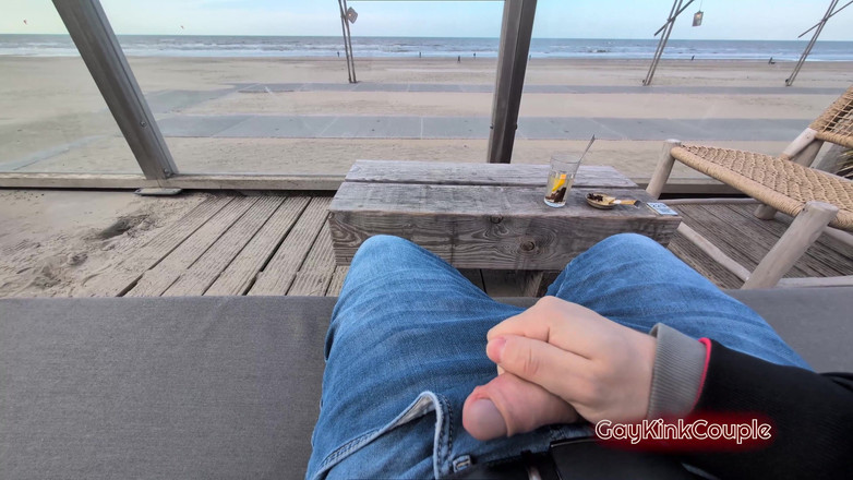 GayKinkCouple: Рискованно дрочит на пляже