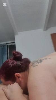 Ciuman pantat menghisap dan dildo pada pantatnya