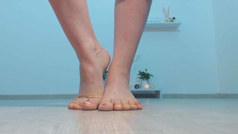 LegsOnHeels: Мой случайный минет и соблазняет моими босыми ступнями