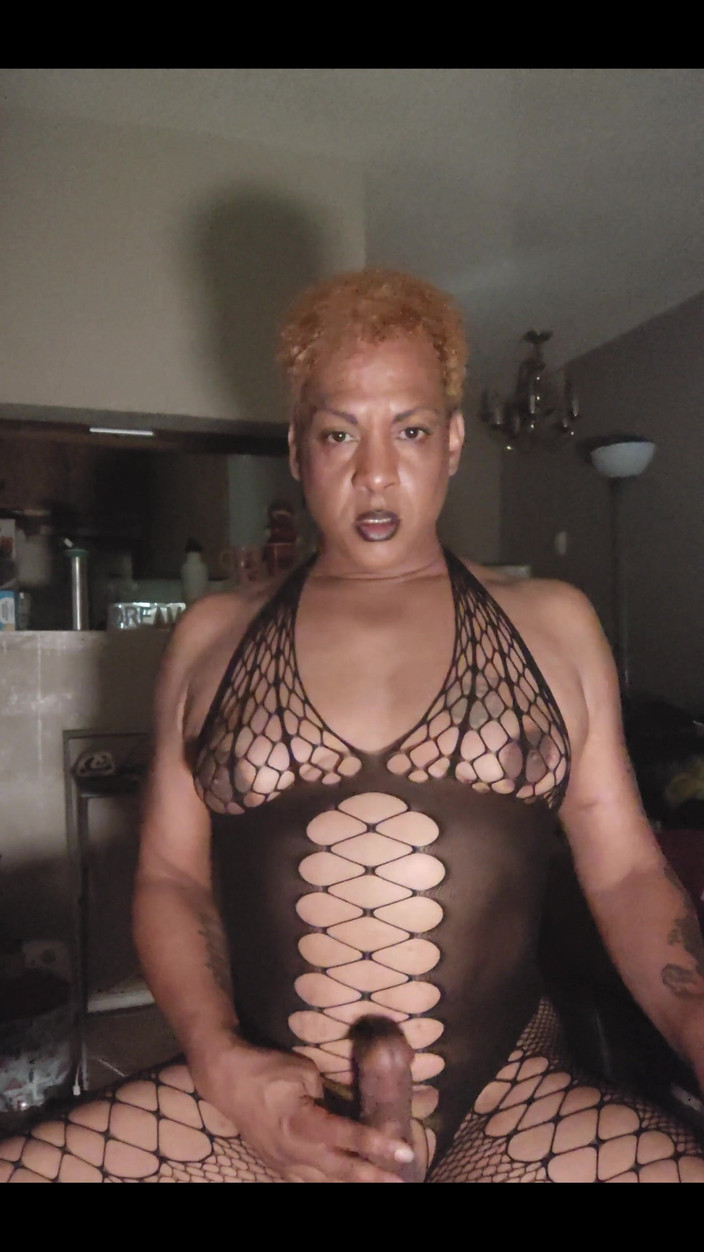 KNKY Bee: Bineînțeles că pula mea merge și o folosesc.