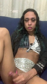 Fille Trans Coquine Seule À La Maison En Train De Se Masturber Pendant