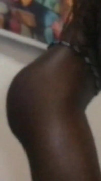 Quente pequena negra menina POV provoca a câmera com movimentos suaves de twerk