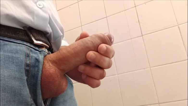 SjAtA94: Uomo maturo si masturba in luoghi pubblici
