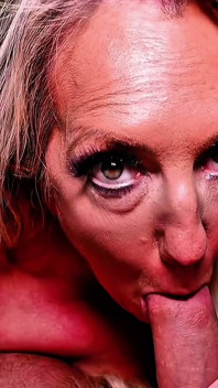 Lesbické porno focení se promění v hardcorethreesome