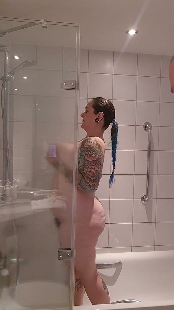 Elizabeth Hunny: 肥皂淋浴 bts elizabethhunny 和 chriscoxxx