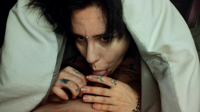Damagedcosplays: Pompino mattutino a letto