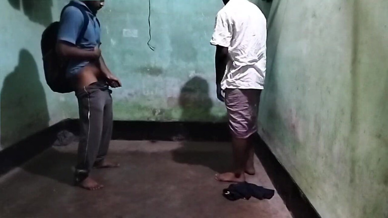 Desi Tits: Bangladeshi twink boy primeira vez sexo vovô