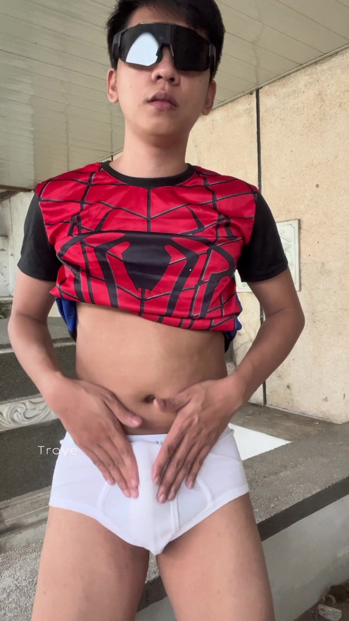 Troye_AsianPinoy: Homem-Aranha asiático goza em um dia chuvoso
