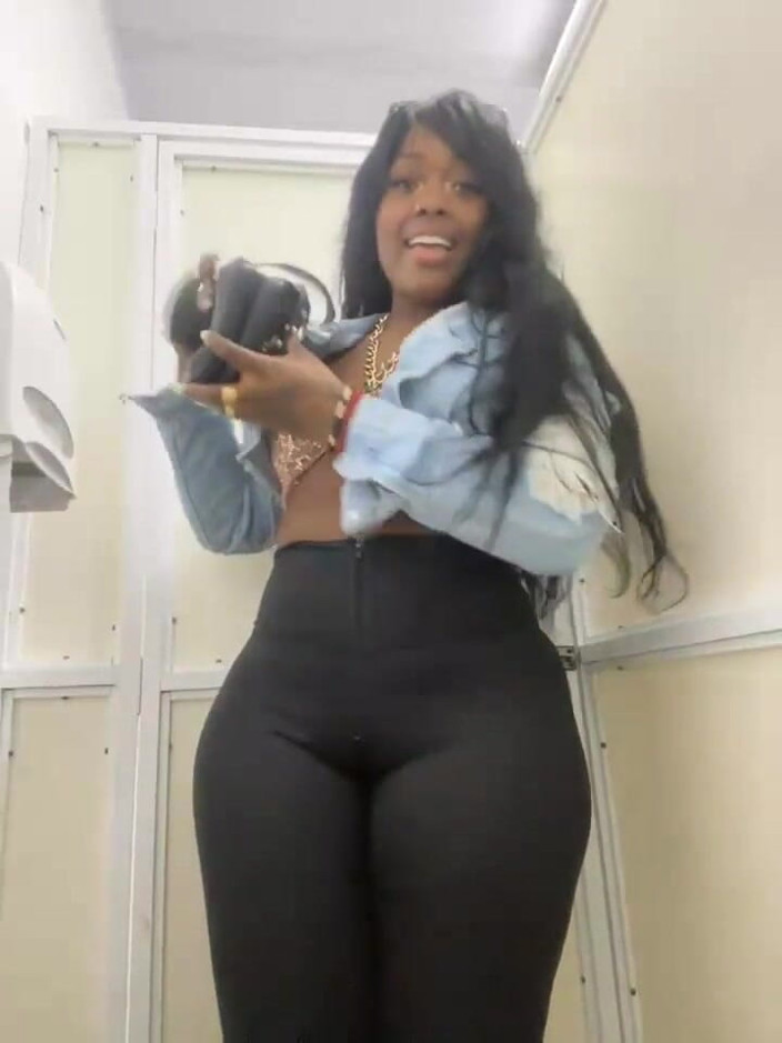 Lily Baudinx: Дрочити мою феноменальну дупу, епізод 1042