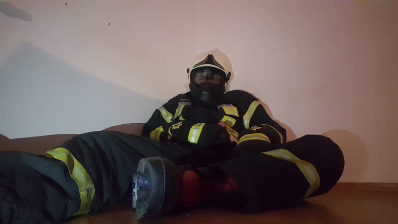 Thebootsstopmper: Pompierul se masturbează în echipament de incendiu