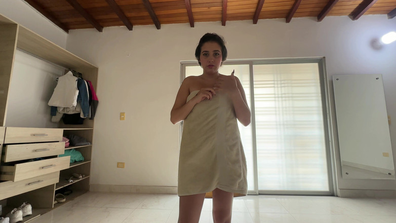 ManuelaAlvarez: 내 섹시한 여동생은 나에게 브래지어를 벗는 것을 도와달라고 요청하고, 나는 그녀를 보고 흥분했고 결국 그녀와 세게 섹스하게 됩니다.