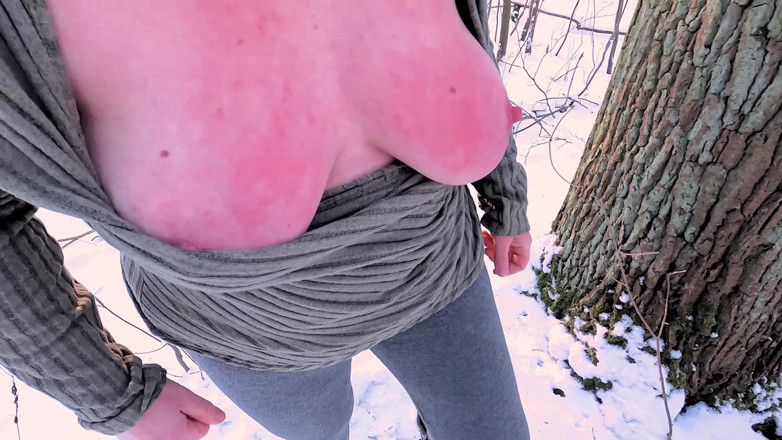 Bouncy Tits Action: Sculacciate sul culo nella neve