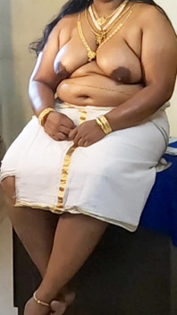Indianka w tradycyjnej sukience, sesja zdjęciowa topless w biżuterii
