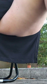 L’amie De Ma Mère En Robe, Avec Une Culotte Transparente En Public.