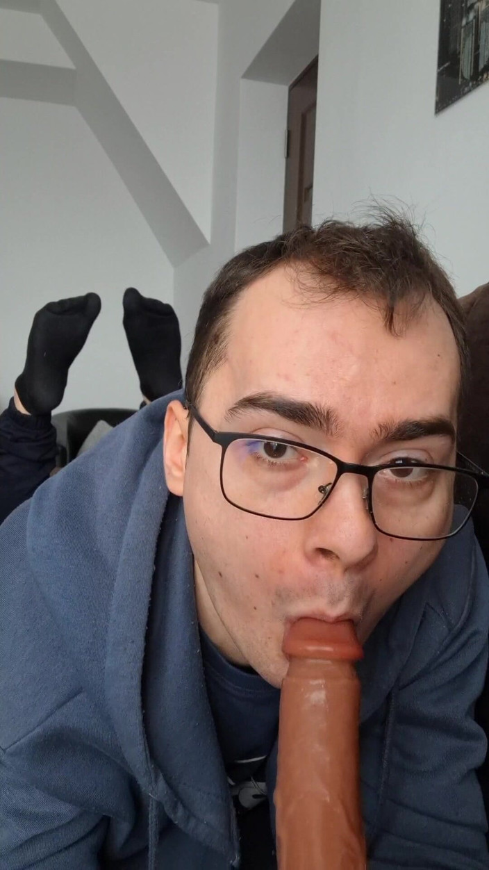 The college boy: 吮吸你的鸡巴，直到你射在我的嘴里假阳具