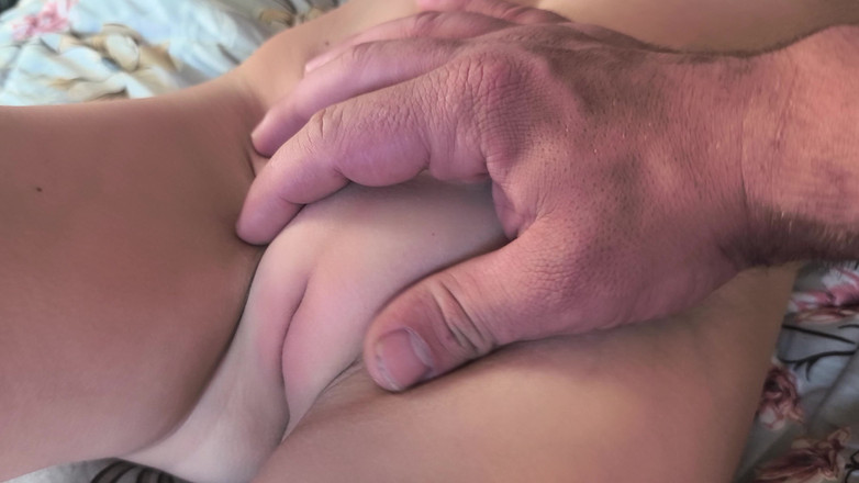 Blondasexy00: Kakak tiri tolong masturbasi memek perawanku sampai aku orgasme