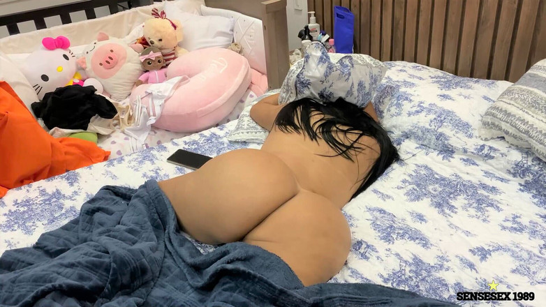 SENSESEX: Nevlastní sestra roztáhla nohy, zatímco její rodiče byli pryč