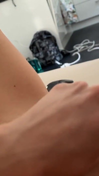 Czwórka z zbliżeniem analnym i POV na ogromnej kanapie