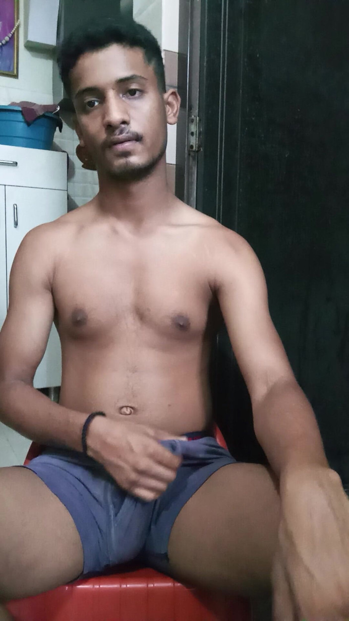 Curlyboy: Người đàn ông trẻ Ấn Độ xoa bóp lớn trên webcam
