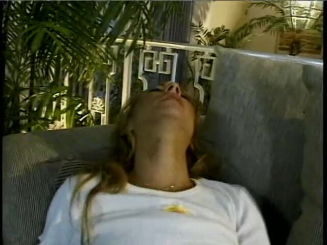 Stunning Blondes: Scopata a casa con una coppia incredibile e sexy