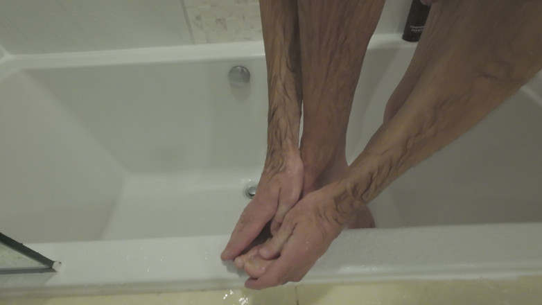 Big dick dadddy: Tôi cần một nô lệ chân để tôn thờ đôi chân của...