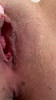 Masturbace zblízka s jasně růžovou kundičkou