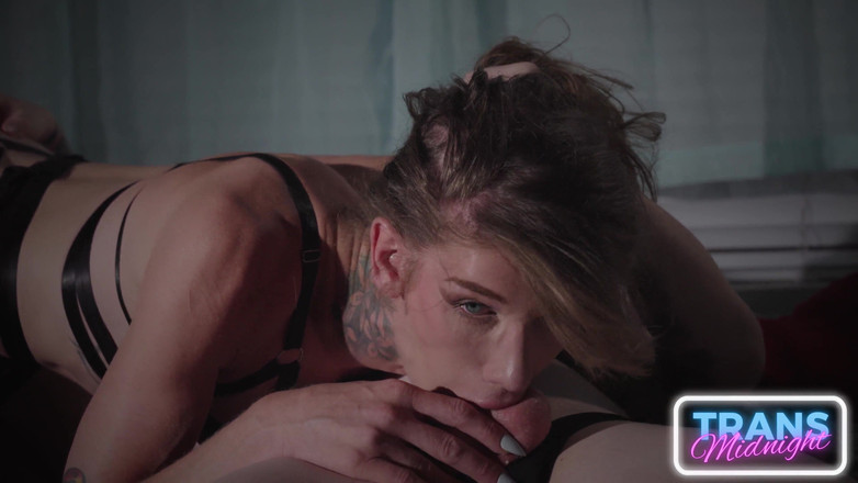 Trans Roommates: Stephanie Special tar Silas djupt på alla sätt oral, missionär...