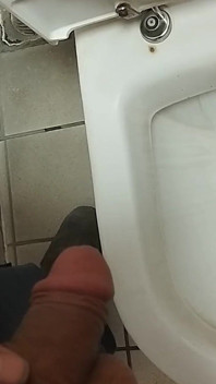 Mascuker Turk plast in het kantoortoilet