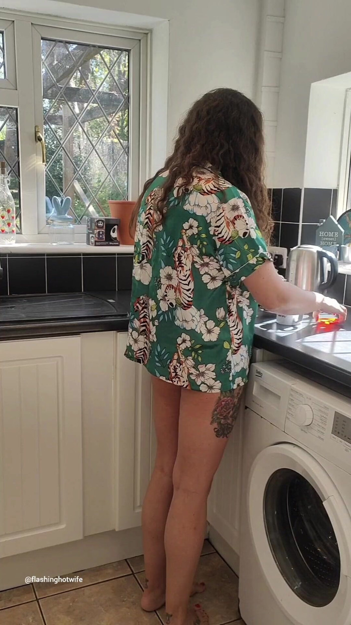 Roo Smith: La esposa caliente intermitente preñada en la cocina
