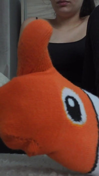 Mijn stiefzus probeert uit hoe het is om Japanse tabi-sokken te dragen en speelt dan met haar voeten en tenen