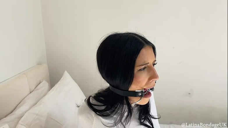 Latina Fetish: ¡Tatti fue amordazada, amordazada y esposada! (mp4 480p)(con descuento)