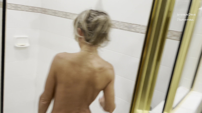 InternalDrive: Orta yaşlı seksi kadın sabah sidik içiyor