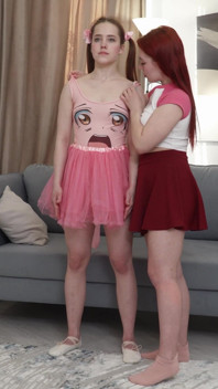 Fofa real flexi doll recebe dedos de seu dono