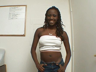 Radical Interracial: Sexy ebenová kočka saje bílou klobásu