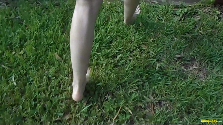 Man Puppy: 在户外爬上肮脏的赤脚