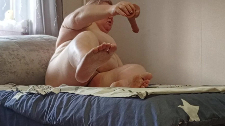 Zona901: Жена мастурбирует свою волосатую киску и показывает большую задницу