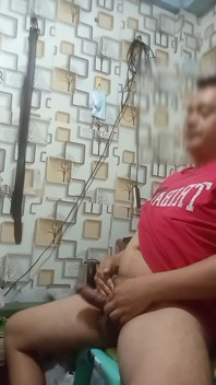 Ese padrastro caliente cuya habitación está justo al lado de la mía es otra cosa: es guapo y también tiene una polla enorme