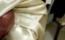 Satin and silky: Aftrekken met satijnen zijdeachtige damesjurk in showroom (37)