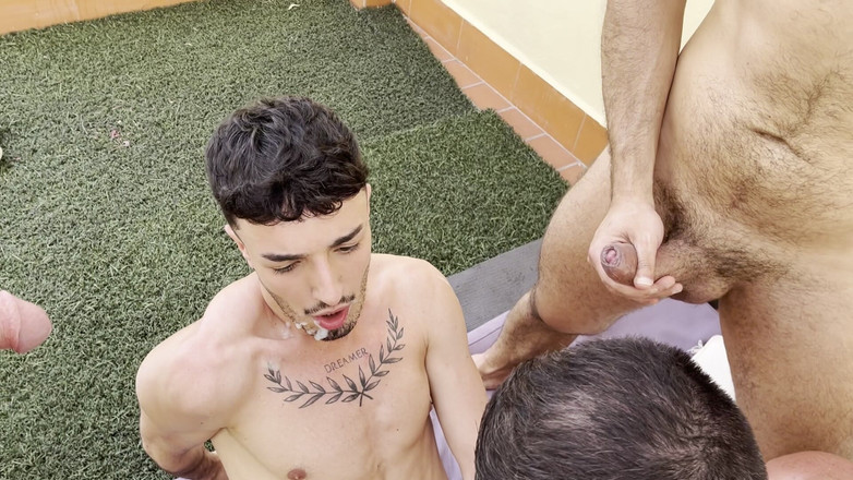 Charlie Ferreira: Orsi muscolari e stallone con gangbang nella doccia di twink...