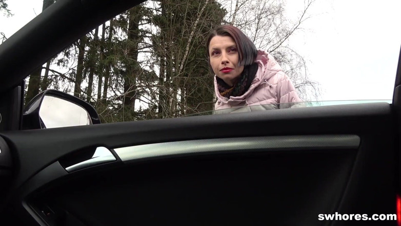 Swhores: Une salope de rue coquine goûte du sperme frais par...